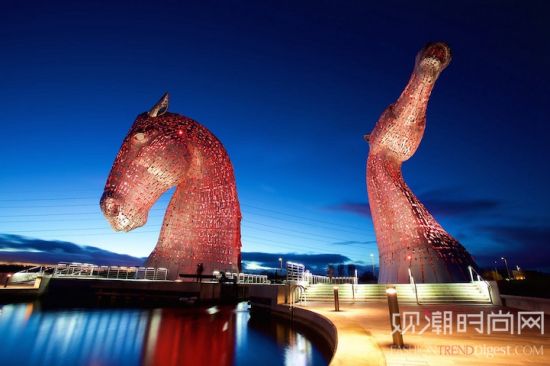 巨大的马头形雕塑