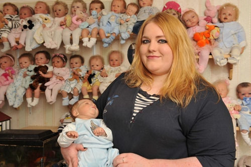 安德鲁斯(Victoria Andrews)收藏了51只“超级逼真版”的假娃娃。