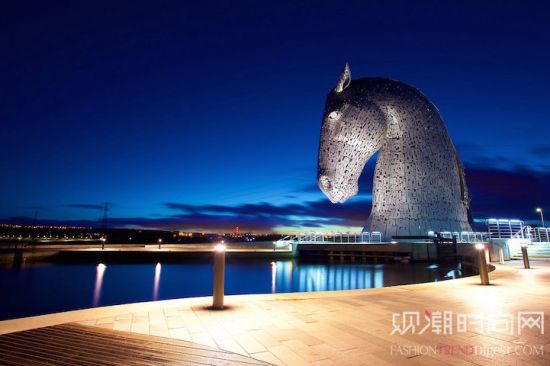 巨大的马头形雕塑