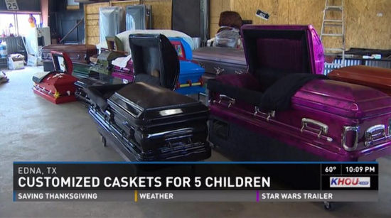 图为特雷为5位遇难孩子专门打造的个性棺材。