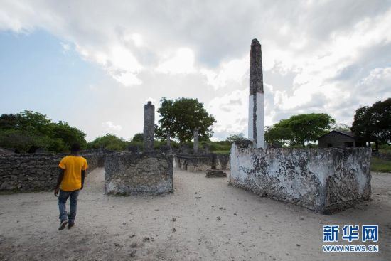11月26日，在坦桑尼亚巴加莫约东南的卡奥莱遗迹，一名当地人在坟墓间穿行。