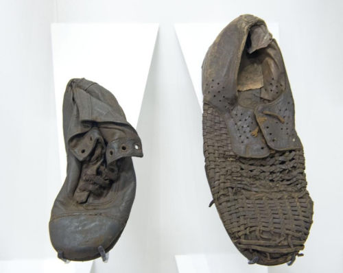 图为大屠杀受害者曾穿过的鞋子。