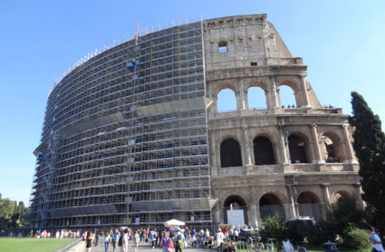 一字“万”金：意大利严惩竞技场刻字俄游客