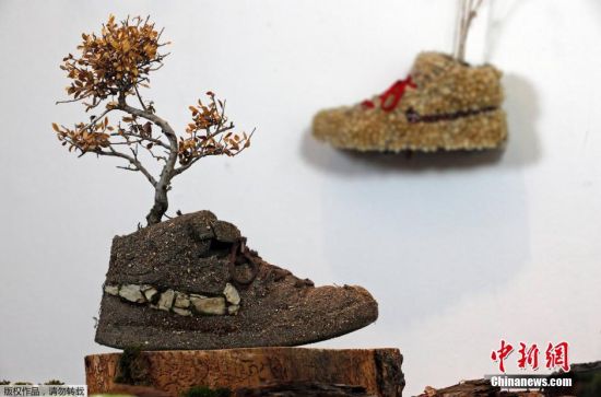 法国艺术家制造“树皮”耐克鞋