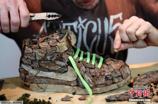 法国艺术家制造“树皮”耐克鞋