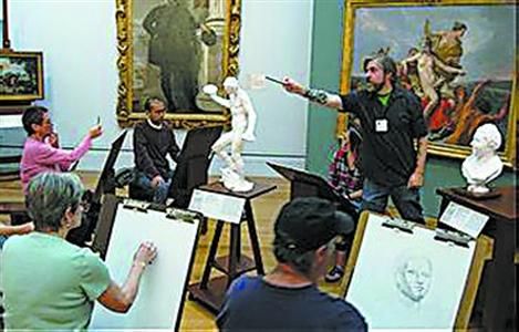 图为访客在专家指导下临摹雕塑复制品