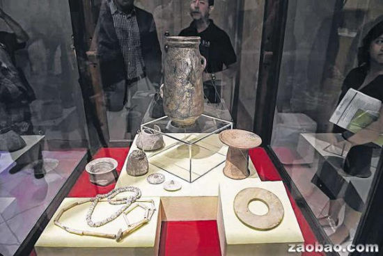 美国最新归还泰国的古文物在曼谷国家博物馆展出，其中554件是5000年前的产物。