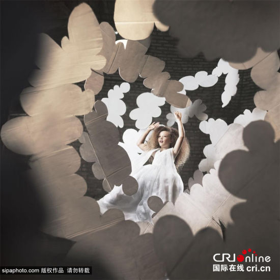 美摄影师超现实作品讲述寄养儿童的内心世界