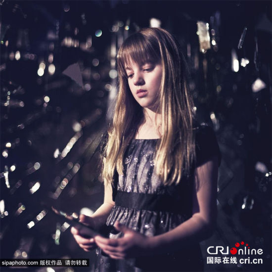 美摄影师超现实作品讲述寄养儿童的内心世界