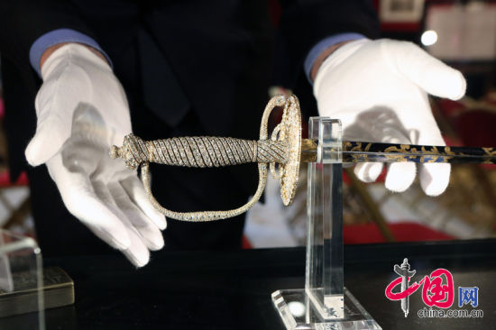 图为镶有宝石的剑。Remy de la Mauviniere/东方IC