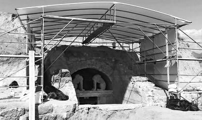 古墓挖掘现场，古墓门口处为狮身人面像。