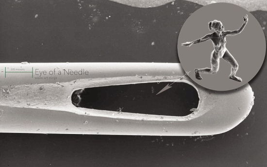 使用3D打印技术创作的纳米雕塑非常小，可以放在缝衣针的针孔上。（网页截图） 