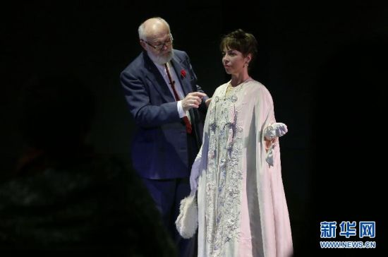 11月6日, 在加拿大温哥华地区里士满市，古董时装专家向观众介绍一件十九世纪的流行服装。