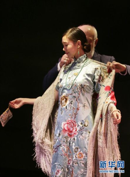 11月6日, 在加拿大温哥华地区里士满市，一名模特展示一件二十世纪初期制作的旗袍。