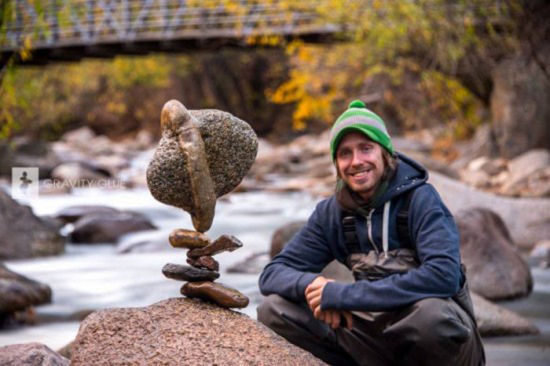 加拿大艺术家展示叠石块绝技 仅靠重力维持平衡(网页截图)