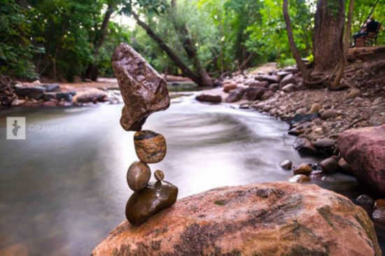 加拿大艺术家展示叠石块绝技 仅靠重力维持平衡(网页截图)