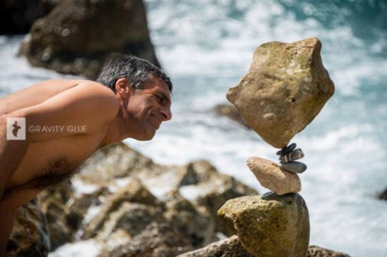 加拿大艺术家展示叠石块绝技 仅靠重力维持平衡(网页截图)