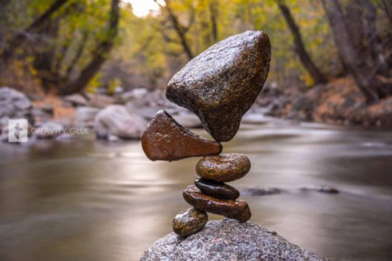 加拿大艺术家展示叠石块绝技 仅靠重力维持平衡(网页截图)