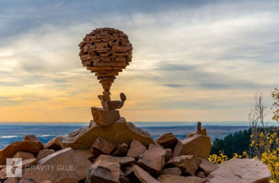 加拿大艺术家展示叠石块绝技 仅靠重力维持平衡(网页截图)