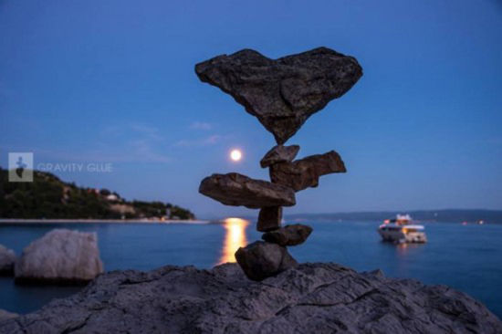 加拿大艺术家展示叠石块绝技 仅靠重力维持平衡(网页截图)