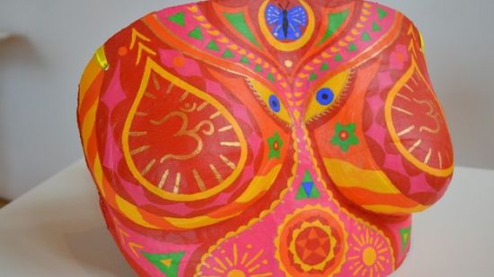 英艺术家拍卖石膏乳房模型为乳腺癌患者筹款