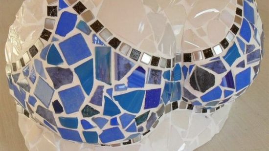 英艺术家拍卖石膏乳房模型为乳腺癌患者筹款