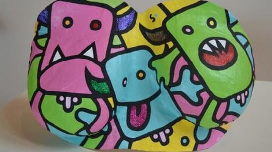 英艺术家拍卖石膏乳房模型为乳腺癌患者筹款