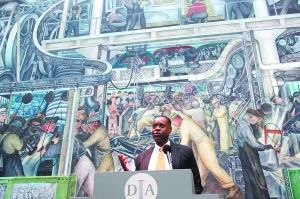 今年早些时候，底特律紧急事务部经理Kevyn Orr在底特律艺术学院中墨西哥艺术家迭戈·里维拉的壁画前发表演说。 路透社 图