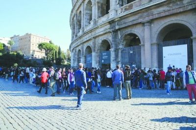 斗兽场前参观游客排起长队 韩秉宸 摄