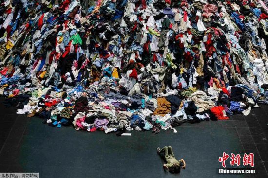 法国艺术家用二手服装堆砌巨型雕塑