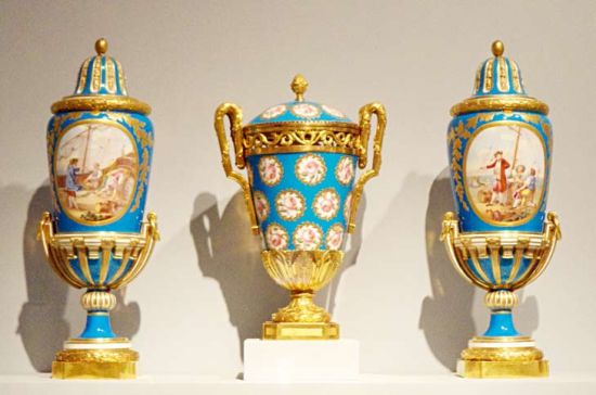 塞夫勒彩绘软质瓷瓶，1760年代，美国盖蒂博物馆藏