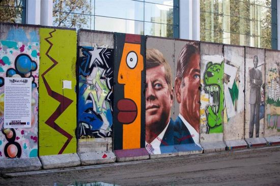 图为位于洛杉矶的一段由10块连成的柏林墙
