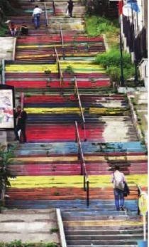 伊斯坦布尔的色彩小路远看像幅画