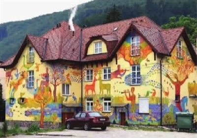 ■ 斯洛伐克乡村用绘画装点墙面如同营造了一个童话世界