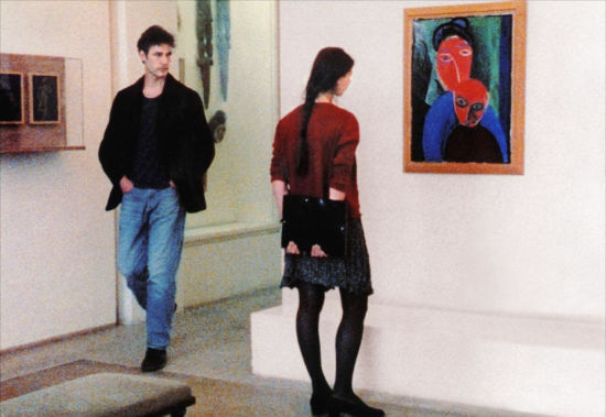 题图中的场景发生在候麦的电影《人约巴黎》中，导演将一对文艺青年男女的邂逅放在位于巴黎玛黑区的毕加索博物馆内，这是对坐在银幕前还没去过毕加索博物馆的文艺青年的一次难忘的心动旅程。