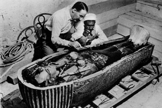 霍华德·卡特在对图坦卡蒙棺木进行研究