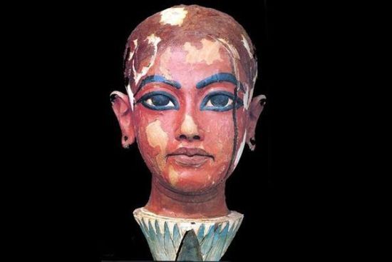 墓穴中一个木雕展现了图坦卡蒙的面部特征