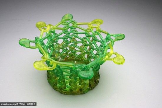 艺术家巧用玻璃编织 绝美雕塑挑战视觉