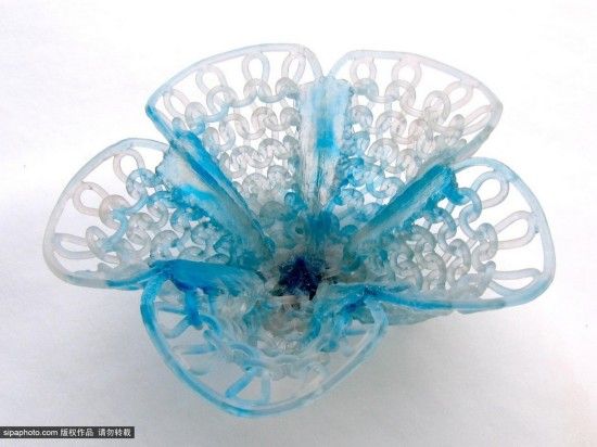 艺术家巧用玻璃编织 绝美雕塑挑战视觉