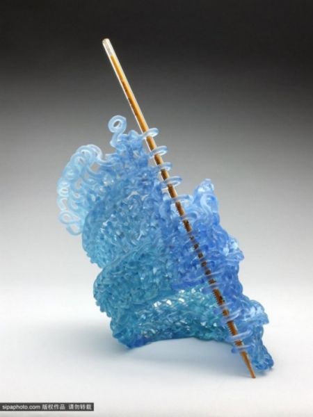 艺术家巧用玻璃编织 绝美雕塑挑战视觉