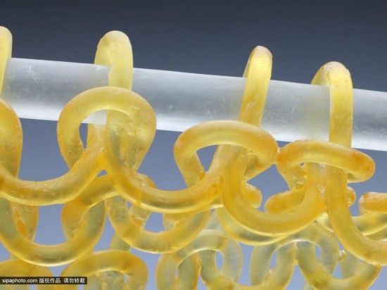 艺术家巧用玻璃编织 绝美雕塑挑战视觉
