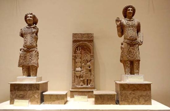 极端分子正威胁着伊拉克宝贵的文化遗产。图片</p>

<p>　　</p>

<p>　　2014年夏天，伊斯兰国(下称ISIS)这个陌生的组织吸引了全球的目光。从屠杀平民、斩首外国记者进行示威，再到逼迫妇女成为性奴，这股新的恐怖势力在叙利亚和伊拉克境内无恶不作，如今，他们有了新的攻击目标—人类的文明遗产。</p>

<p>　　流经伊拉克境内的底格里斯河孕育了世界最早的文明之一—美索不达米亚文明(又称两河文明)。6月份，随着伊拉克部队士兵的逃离，北部城市摩苏尔一带被ISIS占领。位于摩苏尔南部的曾是公元前1世纪阿拉伯王国的心脏—哈特拉。</p>

<p>　　ISIS将这里作为据点，用以囤放武器弹药和训练民兵，以及对人质行刑。他们向伊拉克发起了另一场文明的战争—炸毁宗教庙宇、杀害或奴役雅兹迪族群(库尔德人的分支)、基督徒和犹太人。</p>

<p>　　伊拉克主管博物馆及文物事务的官员侯赛因·拉希德(Qais Hussain Rashid)近日向CNN讲诉ISIS民兵们掠夺文物的暴行：“他们通常会把神像的头砍掉，剩下双腿。”极端主义分子通常会通过割头来向敌人示威。</p>

<p>　　《纽约时报》曾在报道称，一名目击者看到ISIS民兵手持大锤，将先知约拿的碑石敲得粉碎。这位目击者哭诉：“看到这一幕我们哭了。我们简直不敢相信，他们在毁掉摩苏尔的历史。”报道还援引当地一名官员Bashar al-Kiki的话说，“摩苏尔人对ISIS非常愤怒，再也无法忍受了，怒火终有一天会像火山一样爆发”。</p>

<p>　　而对于无法摧毁的文物，ISIS倒卖到黑市上去。“他们把神像看下来，倒卖给罪犯和古董交易商，” 拉希德对CNN说。另据《卫报》报道，有情报指出，ISIS首领巴格达迪在占领摩苏尔之前就已经积累了超过20亿的战争基金，其中很大一部分都是通过在黑市上贩卖叙利亚的文物而来。</p>

<p>　　拉希德尤其担心哈特拉古城的保护问题。“这里到处是宫殿、庙宇和雕塑，ISIS就在这里吃喝拉撒，”拉希德说，“我很担心他们随时做出什么疯狂的举动。”</p>

<p>　　对于多灾多难的伊拉克，其灿烂的文明财富已不是第一次面临灭顶之灾。公元1258年，蒙古领袖铁木真在攻陷巴格达，那时底格里斯河里流淌着鲜血和典籍文物。但在拉希德的眼里，几千年前的野蛮暴行比ISIS的所作所为要逊色许多。</p>

<p>　　“他们是从另一个星球来的，”他说，“什么都不怕，心智就像完全麻木了一样。他们一点都没意识到，这是人类的宝贵遗产。”</p>

<p>　　联合国教科文组织屡次对哈特拉等文物遗址的状态发出警告，称保护行动将对未来的和平起着关键作用。该组织总干事伊琳娜·博科娃(Irina Gueorguieva Bokova)在7月份的一次紧急会议上承诺教科文组织将动员联合国“以及整个国际社会保卫伊拉克的文化遗产，重点预防非法倒卖文化财产。”</p>

<p>　　但几个月过去了，随着冲突的持续，外部力量能为保护这些文物所做的微乎其微。</p>

<p>&nbsp;</p>
<!-- publish_helper_end -->
                 

					<div class=