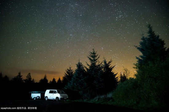 当地时间2014年10月，英国，摄影师摄影师Andrew Whyte镜头下的英国夜景。图为午夜时分的诺森伯兰国家公园。