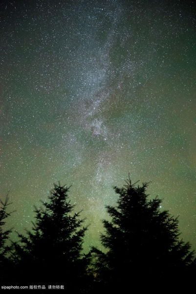 当地时间2014年10月，英国，摄影师摄影师Andrew Whyte镜头下的英国夜景。图为诺森伯兰国家公园上空的绝美银河。