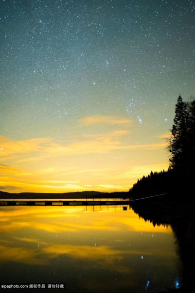 当地时间2014年10月，英国，摄影师摄影师Andrew Whyte镜头下的英国夜景。图为凌晨一点钟的诺森伯兰国家公园基尔德水库。