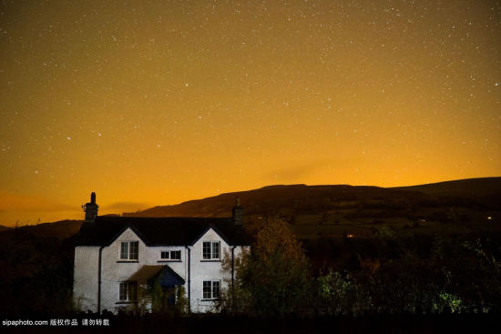 当地时间2014年10月，英国，摄影师摄影师Andrew Whyte镜头下的英国夜景。图为午夜刚过后的布雷肯国家公园。