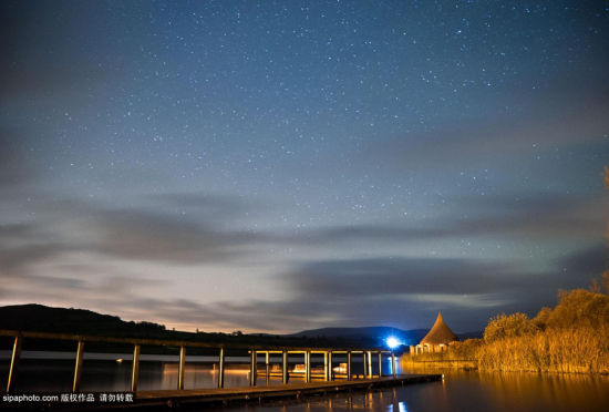  当地时间2014年10月，英国，摄影师摄影师Andrew Whyte镜头下的英国夜景。图为凌晨一点钟的布雷肯国家公园Llangorse湖。