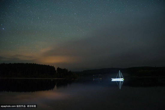  当地时间2014年10月，英国，摄影师摄影师Andrew Whyte镜头下的英国夜景。图为凌晨一点钟的诺森伯兰国家公园基尔德水库。