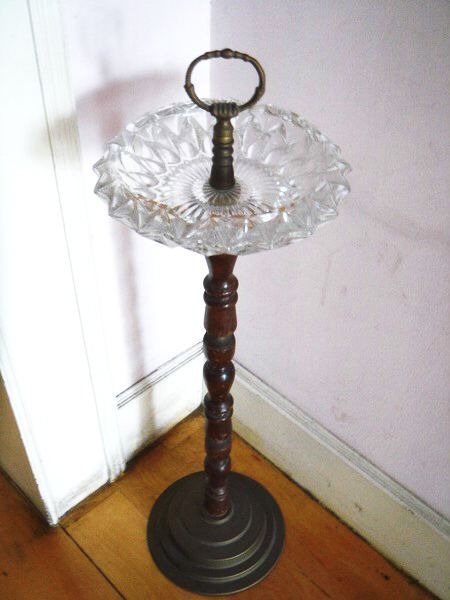 意大利产落地烟缸，以5500日元成交。作者藏