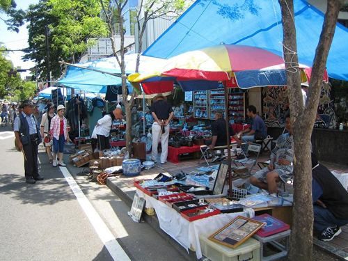 日本古董市场一隅